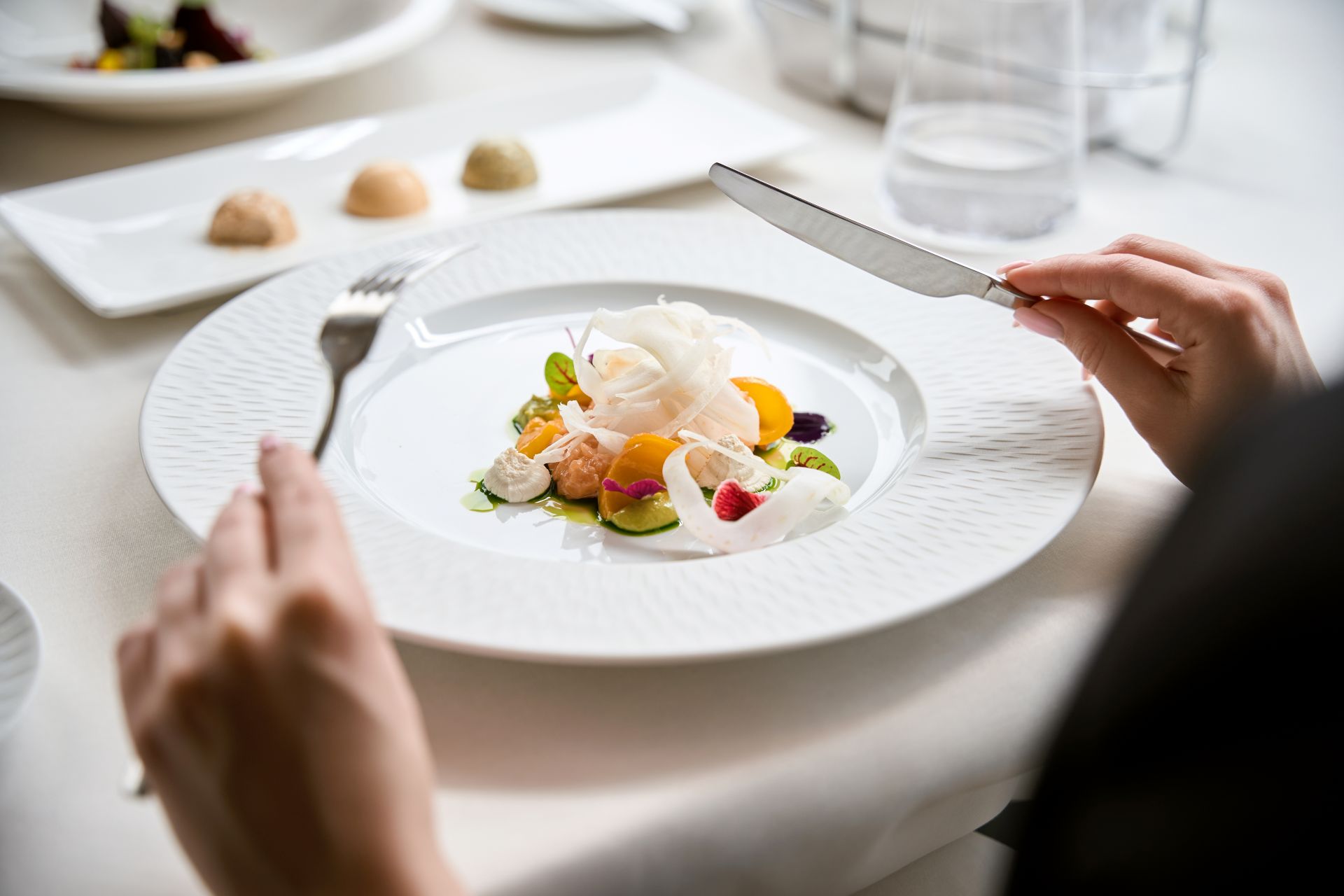 gourmet-eating-and-tasting-food-in-luxury-dinner-p-2025-03-09-18-36-31-utc